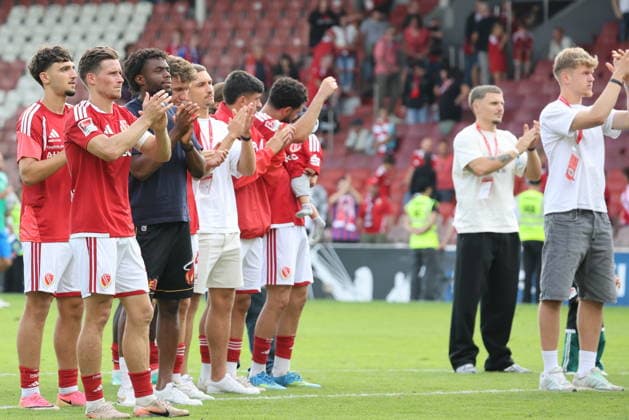 Die Cottbuser Mannschaft bedankt sich bei den Fans. Fussball 2. Bundesliga 2026 2027 FC Energie Cottbus - SpVgg Greuther Fürth *** The Cottbus team thanks its fans: Soccer, 2. Bundesliga, 2026–2027, FC Energie Cottbus vs. SpVgg Greuther Fürth