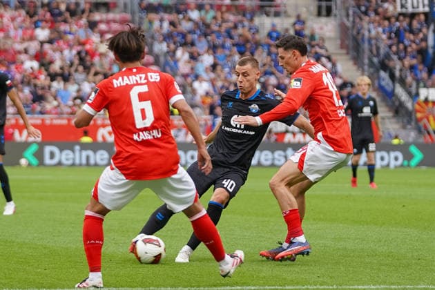 Deutschland: Fußball 1. Liga 2026 2027, 1. Spieltag - 1. FSV Mainz 05 vs SC Paderborn 07 Mewa Arena (Mainz): Gabriel Vidovic (SCP, 40) im Triell mit Anthony Caci (FSV, 19) und Kaishu Sano (FSV, 6) *** Germany Soccer 1st Division 2026–2027, Matchday 1: FSV Mainz 05 vs. SC Paderborn 07 at Mewa Arena, Mainz—Gabriel Vidovic (SCP), 40, in a three-way battle with Anthony Caci (FSV), 19, and Kaishu Sano (FSV), 6 Copyright: xTobiasxWentzellx