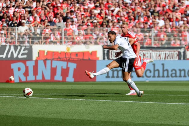 29.08.2026, xtgx, Fussball 1.Bundesliga, Union Berlin - Eintracht Frankfurt v.l. Younes Ebnoutalib (Eintracht Frankfurt) Torschuetze, erzielt das Tor, Treffer, scores the goal 1:2 Berlin *** August 29, 2026, xtgx, Soccer, Bundesliga 1, Union Berlin vs. Eintracht Frankfurt, Younes Ebnoutalib (Eintracht Frankfurt) scores the goal, 1-2 Berlin