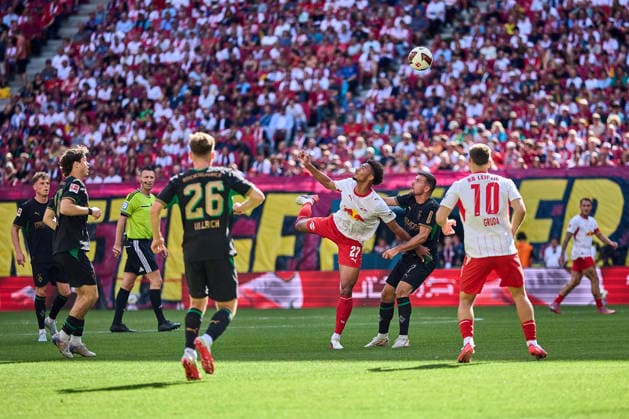 29.08.2026, Fußball, Männer, Bundesliga, 2026 2027, RB Leipzig - Borussia Mönchengladbach Tidiam Gomis (27, RB Leipzig), Aktion, mit Ball, im Strafraum, Zweikampf Leipzig Red Bull Arena Sachsen Deutschland *** August 29, 2026, Soccer, Men s, Bundesliga, 2026–2027, RB Leipzig vs. Borussia Mönchengladbach, Tidiam Gomis (27), RB Leipzig, in action, with the ball, in the penalty area, tackle, Leipzig, Red Bull Arena, Saxony, Germany