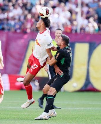 RB Leipzig - Moenchengladbach Bundesliga Leipzig, 29.08.2026, Red Bull Arena, Fußball, 1.Bundesliga, 1.Spieltag , RB Leipzig vs. Borussia Mönchengladbach, Im Bild von links: Tidiam Gomis (27, RB Leipzig), Kevin Stöger Stoeger ( 7, Gladbach). , Nur zur redaktionellen Nutzung. Only editorial use. , DFL DFB regulations prohibit any use of photographs as image sequences and or quasi-video. , *** RB Leipzig vs. Mönchengladbach, Bundesliga, Leipzig, August 29, 2026, Red Bull Arena, Soccer, Bundesliga 1, Matchday 1, RB Leipzig vs. Borussia Mönchengladbach, Pictured from left: Tidiam Gomis (27), RB Leipzig; Kevin Stöger (7), Gladbach; For editorial use only; DFL and DFB regulations prohibit any use of photographs as image sequences and or quasi-video,