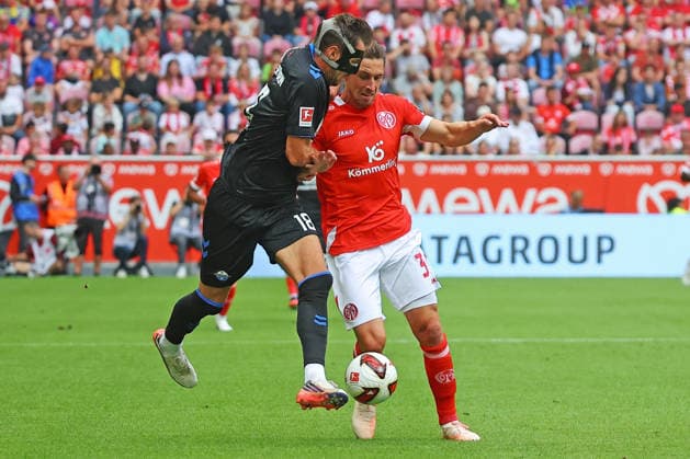 Mainz, Deutschland 29. August 2026: 1. BL - 2026 2027 - Sp. 1 - 1. FSV Mainz 05 gegen SC Paderborn 07 Im Bild: v. li. im Zweikampf p18 gegen Dominik Kohr (FSV). DFL regulations prohibit any use of photographs as image sequences and or quasi-video Mewa Arena Rheinland - Pfalz *** Mainz, Germany, August 29, 2026, Bundesliga 1, 2026–2027 Season, Matchday 1, 1: FSV Mainz 05 vs. SC Paderborn 07. Pictured from left in a tackle on page 18 against Dominik Kohr. FSV DFL regulations prohibit any use of photographs as image sequences and or quasi-video. Mewa Arena, Rhineland-Palatinate Copyright: xFotostandx xRacochax