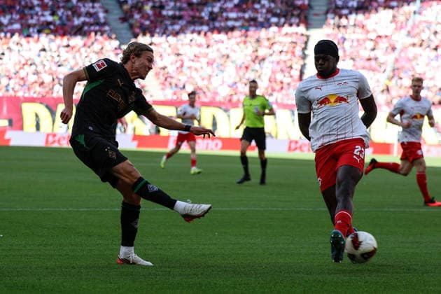 Deutschland: 1. Bundesliga 2026 2027, 1. Spieltag, RB Leipzig - Borussia Mönchengladbach, Red Bull Arena (Leipzig): Hugo Bolin (Borussia Mönchengladbach, 38) mit der Flanke *** Germany 1 Bundesliga 2026–2027, Matchday 1, RB Leipzig vs. Borussia Mönchengladbach, Red Bull Arena Leipzig, Hugo Bolin (Borussia Mönchengladbach), 38 off a cross Copyright: xLucasxWalterx