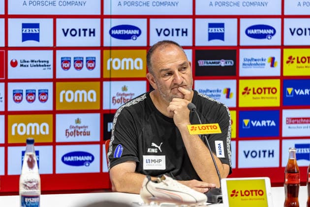 Pressekonferenz Interview Frank Schmidt (1.FC Heidenheim, Chef-Trainer) nachdenklich Gestik Mimik Blick zur Seite, GER, 1.FC Heidenheim vs. SG Dynamo Dresden, Fussball, 2. Bundesliga, 03. Spieltag, Spielzeit 2026 2027, 29.08.2026, DFL DFB REGULATIONS PROHIBIT ANY USE OF PHOTOGRAPHS AS IMAGE SEQUENCES AND OR QUASI-VIDEO, GER, 1.FC Heidenheim vs. SG Dynamo Dresden, Fussball, 2. Bundesliga, 03. Spieltag, Spielzeit 2026 2027, 29.08.2026 Heidenheim *** Press Conference Interview with Frank Schmidt of 1 FC Heidenheim, Head Coach looking pensive, gesturing, facial expressions, glancing to the side, GER, 1 FC Heidenheim vs. SG Dynamo Dresden, Soccer, 2. Bundesliga, Matchday 3, 2026–2027 Season, August 29, 2026, DFL and DFB regulations prohibit any use of photographs as image sequences and or quasi-video, GER, 1 FC Heidenheim vs. SG Dynamo Dresden, soccer, 2. Bundesliga, Matchday 3, 2026–2027 season, August 29, 2026, Heidenheim Copyright: xEibner-Pressefoto JanixPlessx EP_JPL