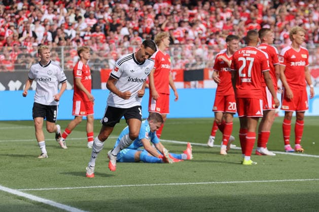 29.08.2026, xtgx, Fussball 1.Bundesliga, Union Berlin - Eintracht Frankfurt v.l. Torjubel nach dem Tor zum celebrating the goal celebrate 1:1 durch Younes Ebnoutalib (Eintracht Frankfurt) Berlin *** August 29, 2026, xtgx, Soccer, Bundesliga 1, Union Berlin vs. Eintracht Frankfurt – Goal celebration after Younes Ebnoutalib scored the 1-1 goal for Eintracht Frankfurt in Berlin