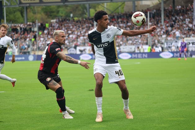 29.08.2026, Fussball, Herren, 1. Bundesliga, Saison 2026 2027, SV 07 Elversberg - Bayer 04 Leverkusen, Aleix Garcia (Bayer 04 Leverkusen), Francis Onyeka (SV 07 Elversberg) Elversberg Ursapharm-Arena an der Kaiserlinde Saarland Deutschland (DEU) *** August 29, 2026, Soccer, Men s, Bundesliga 1, 2026–2027 Season, SV 07 Elversberg vs. Bayer 04 Leverkusen, Aleix Garcia (Bayer 04 Leverkusen), Francis Onyeka (SV 07 Elversberg), Elversberg Ursapharm Arena an der Kaiserlinde, Saarland, Germany, DEU Copyright: xSebastianxBachx