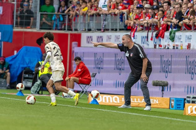 Frank Schmidt (1.FC Heidenheim, Chef-Trainer) gibt Anweisungen ausgstreckter Arm Zeigefinger Ben Bobzien (SG Dynamo Dresden, 20) am Ball daneben, GER, 1.FC Heidenheim vs. SG Dynamo Dresden, Fussball, 2. Bundesliga, 03. Spieltag, Spielzeit 2026 2027, 29.08.2026, DFL DFB REGULATIONS PROHIBIT ANY USE OF PHOTOGRAPHS AS IMAGE SEQUENCES AND OR QUASI-VIDEO, GER, 1.FC Heidenheim vs. SG Dynamo Dresden, Fussball, 2. Bundesliga, 03. Spieltag, Spielzeit 2026 2027, 29.08.2026 Heidenheim *** Frank Schmidt, head coach of 1. FC Heidenheim, gives instructions with his arm outstretched and index finger pointed; Ben Bobzien of SG Dynamo Dresden, 20, misses the ball, GER, 1. FC Heidenheim vs. SG Dynamo Dresden, soccer, 2. Bundesliga, Matchday 3, 2026–2027 season, August 29, 2026, DFL and DFB regulations prohibit any use of photographs as image sequences and or quasi-video, GER, 1 FC Heidenheim vs. SG Dynamo Dresden, soccer, 2. Bundesliga, Matchday 3, 2026–2027 season, August 29, 2026, Heidenheim Copyright: xEibner-Pressefoto JanixPlessx EP_JPL