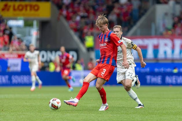 Jan Schoeppner (1.FC Heidenheim, 03) spielt Ball vor Niklas Hauptmann (SG Dynamo Dresden, 27), GER, 1.FC Heidenheim vs. SG Dynamo Dresden, Fussball, 2. Bundesliga, 03. Spieltag, Spielzeit 2026 2027, 29.08.2026, DFL DFB REGULATIONS PROHIBIT ANY USE OF PHOTOGRAPHS AS IMAGE SEQUENCES AND OR QUASI-VIDEO, GER, 1.FC Heidenheim vs. SG Dynamo Dresden, Fussball, 2. Bundesliga, 03. Spieltag, Spielzeit 2026 2027, 29.08.2026 Heidenheim *** Jan Schoeppner (1 FC Heidenheim, 03) passes the ball to Niklas Hauptmann (SG Dynamo Dresden, 27), GER, 1 FC Heidenheim vs. SG Dynamo Dresden, Soccer, 2. Bundesliga, Matchday 03, 2026–2027 Season, August 29, 2026, DFL and DFB regulations prohibit any use of photographs as image sequences and or quasi-video, GER, 1. FC Heidenheim vs. SG Dynamo Dresden, Soccer, 2. Bundesliga, Matchday 3, 2026–2027 Season, August 29, 2026, Heidenheim Copyright: xEibner-Pressefoto JanixPlessx EP_JPL
