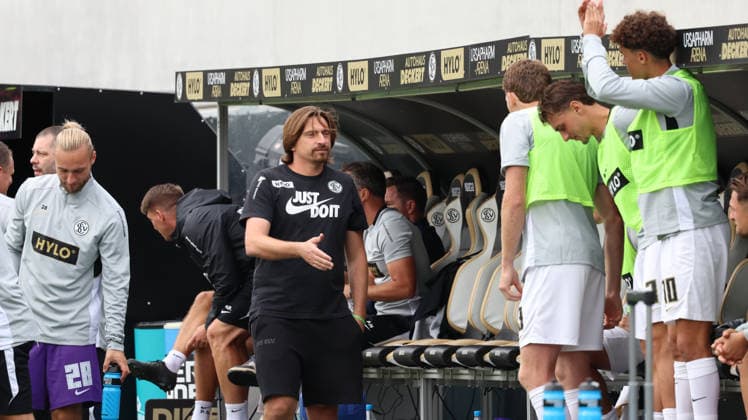 29.08.2026, xrekx, Fussball 1.Bundesliga, SV Elversberg - Bayer 04 Leverkusen v.l. Vincent Wagner Trainer (SV 07 Elversberg) nach dem 1:0 (DFL DFB REGULATIONS PROHIBIT ANY USE OF PHOTOGRAPHS as IMAGE SEQUENCES and or QUASI-VIDEO) Elversberg *** August 29, 2026, xrekx, Soccer, Bundesliga 1, SV Elversberg vs. Bayer 04 Leverkusen, featuring Vincent Wagner, coach of SV 07 Elversberg, after the 1–0 win. DFL and DFB regulations prohibit any use of photographs as image sequences and or quasi-video. Elversberg