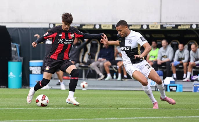 29.08.2026, Fussball, Herren, 1. Bundesliga, Saison 2026 2027, SV 07 Elversberg - Bayer 04 Leverkusen, Afonso Moreira (Bayer 04 Leverkusen) Jan Gyamerah (SV 07 Elversberg) Elversberg Ursapharm-Arena an der Kaiserlinde Saarland Deutschland *** August 29, 2026, Soccer, Men s, Bundesliga 1, 2026–2027 Season, SV 07 Elversberg vs. Bayer 04 Leverkusen, Afonso Moreira (Bayer 04 Leverkusen) and Jan Gyamerah (SV 07 Elversberg), Ursapharm Arena an der Kaiserlinde, Elversberg, Saarland, Germany Copyright: xSebastianxBachx