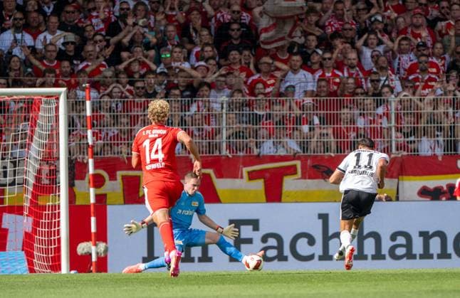 Fußball, Herren, Saison 2026 2027, 1. Bundesliga (1. Spieltag), 1. FC Union Berlin - Eintracht Frankfurt, Younes Ebnoutalib (Eintracht Frankfurt) erzielt das Tor zum 1:2 gegen Leopold Querfeld (1. FC Union Berlin) und Torwart Matheo Raab (1. FC Union Berlin), 29.08.2026, *** Soccer, Men s, 2026–2027 Season, Bundesliga 1, Matchday 1, 1. FC Union Berlin vs. Eintracht Frankfurt; Younes Ebnoutalib of Eintracht Frankfurt scores the goal to make it 1–2 against Leopold Querfeld of 1. FC Union Berlin and goalkeeper Matheo Raab of 1. FC Union Berlin, August 29, 2026, Copyright: xMatthiasxKochx
