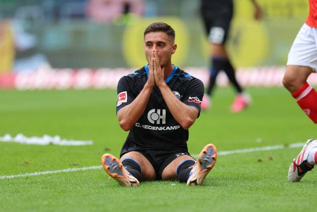 29.08.2026, Fussball Bundesliga, 1. FSV Mainz 05 - SC Paderborn, v.l., Stefano Marino (SC Paderborn) enttaeuscht, enttaeuscht schauend, dissapointed, traurig, frustiert, frust, gefrustet, frustrated DFL DFB REGULATIONS PROHIBIT ANY USE OF PHOTOGRAPHS AS IMAGE SEQUENCES AND OR QUASI-VIDEO. xdcx *** August 29, 2026, Bundesliga Soccer, 1. FSV Mainz 05 vs. SC Paderborn, from left: Stefano Marino (SC Paderborn) looks disappointed, looks disheartened, disappointed, sad, frustrated, frustration, feeling frustrated, frustrated DFL DFB REGULATIONS PROHIBIT ANY USE OF PHOTOGRAPHS AS IMAGE SEQUENCES AND OR QUASI-VIDEO xdcx Copyright: HMBxMedia Claus
