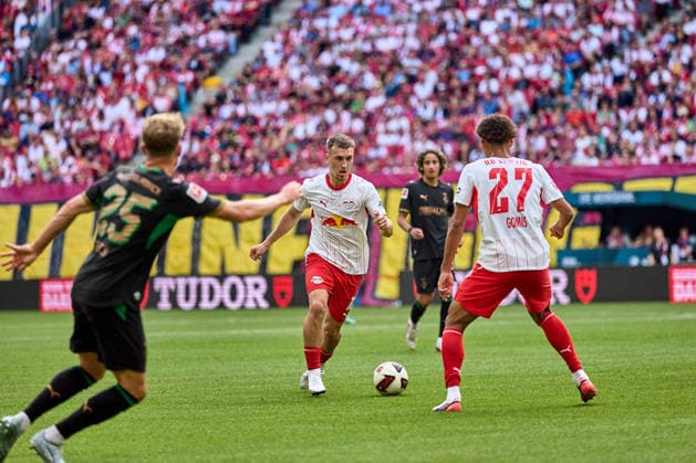 29.08.2026, Fußball, Männer, Bundesliga, 2026 2027, RB Leipzig - Borussia Mönchengladbach Brajan Gruda (10, RB Leipzig), Aktion, mit Ball, dribbelt Leipzig Red Bull Arena Sachsen Deutschland *** August 29, 2026, Soccer, Men s, Bundesliga, 2026–2027, RB Leipzig vs. Borussia Mönchengladbach, Brajan Gruda 10, RB Leipzig, in action, with the ball, dribbling, Leipzig, Red Bull Arena, Saxony, Germany