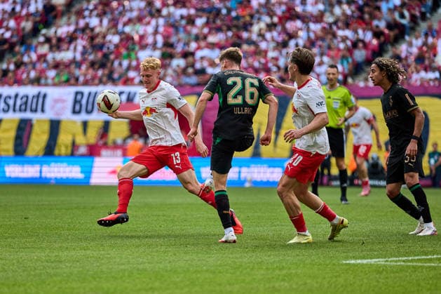 29.08.2026, Fußball, Männer, Bundesliga, 2026 2027, RB Leipzig - Borussia Mönchengladbach Nicolas Seiwald (13, RB Leipzig, li.), Lukas Ullrich (26, Borussia Mönchengladbach), Aktion, mit Ball, Zweikampf Leipzig Red Bull Arena Sachsen Deutschland *** August 29, 2026, Soccer, Men s, Bundesliga, 2026–2027, RB Leipzig vs. Borussia Mönchengladbach, Nicolas Seiwald 13 (RB Leipzig, left), Lukas Ullrich 26 (Borussia Mönchengladbach), action, with the ball, tackle, Leipzig, Red Bull Arena, Saxony, Germany
