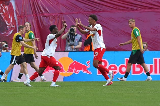1. Fußball Bundesliga: RB Leipzig - Borussia Mönchengladbach; 29.08.2026 Torschütze Ridle Baku (17, RB Leipzig links) und Tidiam Gomis (27, RB Leipzig) bejubeln das Tor zur 1:0-Führung. LEIPZIG, DEUTSCHLAND - AUGUST 29: Bundesliga-Spiel RB Leipzig - Borussia Mönchengladbach in der Red Bull Arena am 1. Spieltag der 1. Bundesliga am August 29, 2026 in Leipzig, Deutschland. DFL REGULATIONS PROHIBIT ANY USE OF PHOTOGRAPHS AS IMAGE SEQUENCES AND OR QUASI-VIDEO. *** 1 German Bundesliga: RB Leipzig vs. Borussia Mönchengladbach, August 29, 2026. Goal scorers: Ridle Baku (17, RB Leipzig, left) and Tidiam Gomis (27, RB Leipzig) celebrate the goal that gave their team a 1-0 lead. LEIPZIG, GERMANY AUGUST 29 Bundesliga match between RB Leipzig and Borussia Mönchengladbach at the Red Bull Arena on Matchday 1 of the Bundesliga on August 29, 2026 in Leipzig, Germany. DFL regulations prohibit any use of photographs as image sequences and or quasi-video. Copyright: xBEAUTIFULxSPORTS JanxKaeferx