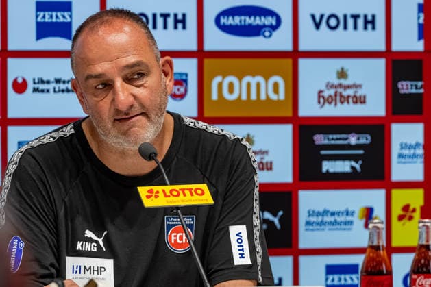 2. Fußball Bundesliga: 1. FC Heidenheim 1846 e.V. vs. Dynamo Dresden; 29.08.2026 Heidenheim, GERMANY - 29. August 2027: Frank Schmid (1. FC Heidenheim 1846, Trainer) während der Pressekonferenz nach dem Spiel zwischen dem 1. FC Heidenheim 1846 e.V. und Dynamo Dresden am 3. Spieltag der 2. Bundesliga in der Voith-Arena. *** German Bundesliga 1: 1 FC Heidenheim 1846 e.V. vs. Dynamo Dresden, August 29, 2026, Heidenheim, GERMANY August 29, 2027 Frank Schmid, head coach of 1 FC Heidenheim 1846, during the postgame press conference following the match between 1 FC Heidenheim 1846 e.V. and Dynamo Dresden on Matchday 3 of the 2. Bundesliga at the Voith Arena Copyright: xBEAUTIFULxSPORTS Steinx