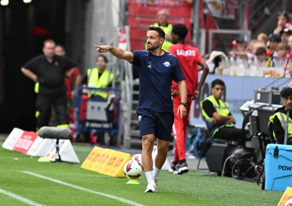29.08.2026, xsltx, Fussball 1.Bundesliga, FSV Mainz 05 - SC Paderborn v.l. Ralf Kettemann (Cheftrainer SC Paderborn 07) (DFL DFB REGULATIONS PROHIBIT ANY USE OF PHOTOGRAPHS as IMAGE SEQUENCES and or QUASI-VIDEO) *** August 29, 2026, xsltx, Soccer 1st Bundesliga, FSV Mainz 05 vs. SC Paderborn – Ralf Kettemann, Head Coach of SC Paderborn 07. DFL and DFB regulations prohibit any use of photographs as image sequences and or quasi-video.