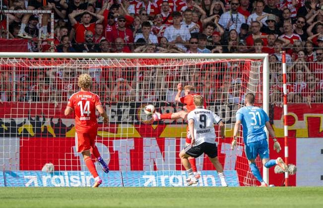 Fußball, Herren, Saison 2026 2027, 1. Bundesliga (1. Spieltag), 1. FC Union Berlin - Eintracht Frankfurt, Younes Ebnoutalib (nicht im Bild Eintracht Frankfurt) erzielt das Tor zum 1:2 gegen Torwart Matheo Raab (1. FC Union Berlin), der Rettungsversuch von Zeno van den Bosch (1. FC Union Berlin) kommt zu spät, 29.08.2026, *** Soccer, Men s, 2026–2027 Season, Bundesliga Matchday 1, 1. FC Union Berlin vs. Eintracht Frankfurt; Younes Ebnoutalib not in the picture. Eintracht Frankfurt scores the goal to make it 1–2 against 1. FC Union Berlin goalkeeper Matheo Raab; Zeno van den Bosch’s attempt to save the shot for 1. FC Union Berlin comes too late, August 29, 2026, Copyright: xMatthiasxKochx