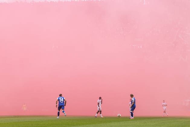 KOELN, GERMANY - AUGUST 29: Red smoke filling the stadium, causing delay during the Bundesliga match between 1. FC Koeln vs. TSG 1899 Hoffenheim at Rheinenergie-Stadion on matchday 1 of the 1. Bundesliga on August 29, 2026 in Koeln, Germany. DFL REGULATIONS PROHIBIT ANY USE OF PHOTOGRAPHS AS IMAGE SEQUENCES AND OR QUASI-VIDEO. North Rhine Westphalia Germany Copyright: xSteffiexWunderlx