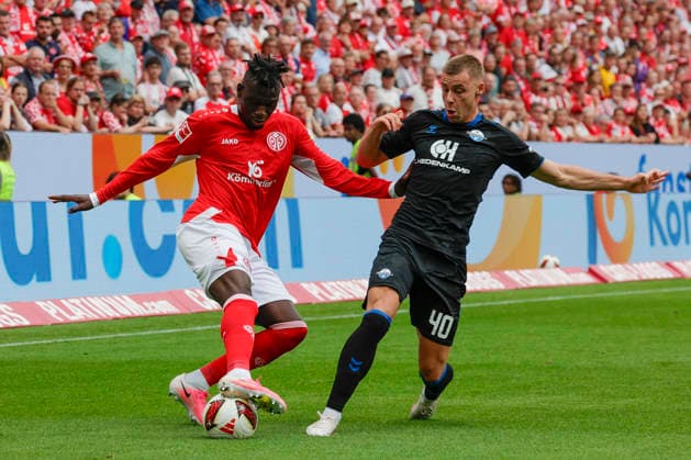 Im Bild: v.li. Danny da Costa (FSV Mainz 05, 21) am Ball im Zweikampf gegen Gabriel Vidovic (SC Paderborn 07, 40) 29.08.2026, FSV Mainz 05 - SC Paderborn 07, 1. Bundesliga, 1. Spieltag, Deutschland, Mainz, MEWA Arena, DFL REGULATIONS PROHIBIT ANY USE OF PHOTOGRAPHS AS IMAGE SEQUENCES AND OR QUASI-VIDEO. *** In the photo, from left: Danny da Costa (FSV Mainz 05), No. 21, in a tackle against Gabriel Vidovic (SC Paderborn 07), No. 40, on August 29, 2026, FSV Mainz 05 vs. SC Paderborn 07, Bundesliga 1, Matchday 1, Germany, Mainz, MEWA Arena, DFL REGULATIONS PROHIBIT ANY USE OF PHOTOGRAPHS AS IMAGE SEQUENCES AND OR QUASI-VIDEO Copyright: HMBxMedia xJulienxBecker