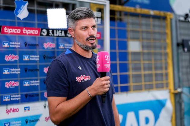 Stefan Kleineheismann (Trainer, Cheftrainer, TSG II), Einzelbild, Einzelfoto, mit Mikrofon beim Interview mit Magenta (magentaSport), TV, Fernsehen, 29.08.2026, Sinsheim (Deutschland), Fussball, 3. Liga, TSG 1899 Hoffenheim II - SSV Jahn Regensburg, DFB DFL REGULATIONS PROHIBIT ANY USE OF PHOTOGRAPHS AS IMAGE SEQUENCES AND OR QUASI-VIDEO.