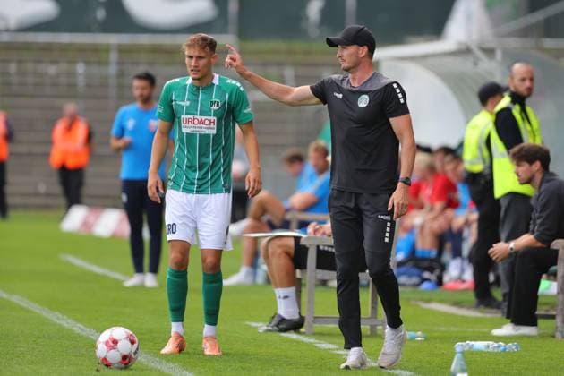 29.08.26, GER, Regionalliga Nord, Fussball, 6. Spieltag, Saison 2026 2027, VfB Lübeck vs SV Drochtersen Assel Coachingzone Seitenlinie Trainerbereich Technische Zone. Jonas Dittrich (VfB Luebeck 16) und Trainer Kevin Rodewald (VfB Luebeck) Luebeck Dietmar-Scholze-Stadion an der Lohmuehle SH Germany Copyright: xnordphotoxGmbHx xTauchnitzx
