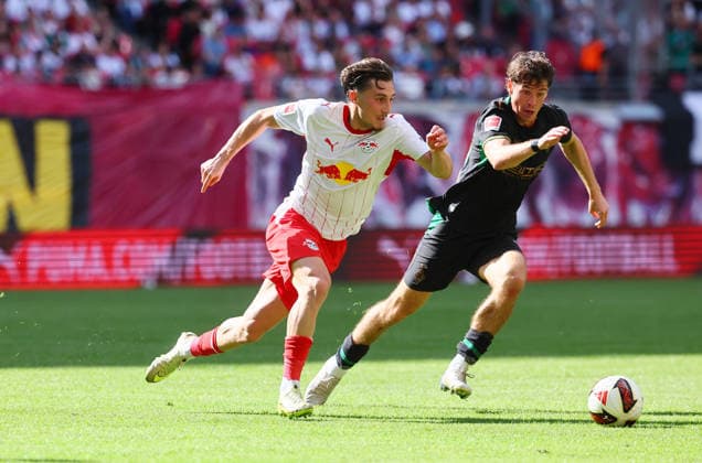 RB Leipzig - Moenchengladbach Bundesliga Leipzig, 29.08.2026, Red Bull Arena, Fussball, Bundesliga, Spieltag 1 , RB Leipzig vs. VFL Borussia Moenchengladbach , Im Bild v.l.: Rocco Reitz (20, RB Leipzig) und Philipp Sander ( 16, Gladbach) , *** RB Leipzig vs. Mönchengladbach, Bundesliga, Leipzig, August 29, 2026, Red Bull Arena, Soccer, Bundesliga, Matchday 1, RB Leipzig vs. VFL Borussia Mönchengladbach, Pictured from left: Rocco Reitz (20), RB Leipzig, and Philipp Sander (16), Gladbach,