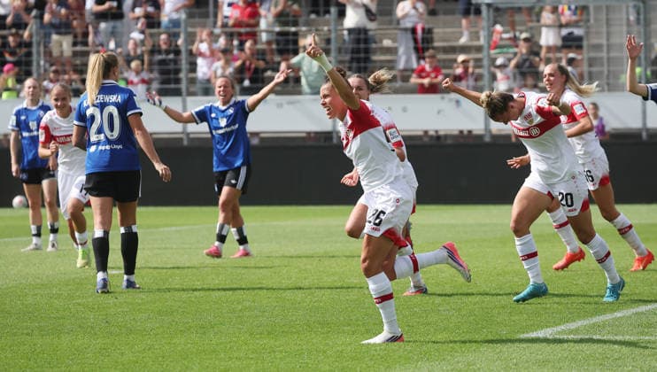 Stuttgart , Google Pixel Frauen-Bundesliga VfB Stuttgart vs. Hamburger SV , Jubel VfB nach dem Tor zum 2 : 1 , , mtte: Nicole Billa *** Stuttgart, Google Pixel Women s Bundesliga: VfB Stuttgart vs. Hamburger SV, VfB celebrates after scoring the goal to make it 2–1, photo by Nicole Billa