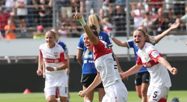 Stuttgart , Google Pixel Frauen-Bundesliga VfB Stuttgart vs. Hamburger SV , Jubel VfB nach dem Tor zum 2 : 1 , , mtte: Nicole Billa *** Stuttgart, Google Pixel Women s Bundesliga: VfB Stuttgart vs. Hamburger SV, VfB celebrates after scoring the goal to make it 2–1, photo by Nicole Billa