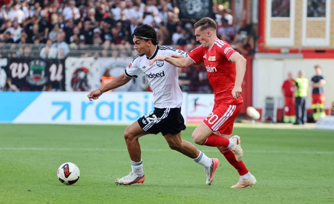 Can Uzun am Ball, Michel Aebischer Zweikampf Spielszene Aktion Fußball Fussball Bundesliga Herren DFL 1. Spieltag Saison 2026 2027 29.08.2026 1.FC Union Berlin FCU vs SG Eintracht Frankfurt SGE DFL regulations prohibit any use of photographs as image sequences and or quasi-video. *** Can Uzun with the ball, Michel Aebischer, tackle, game scene, action, sports, soccer, Bundesliga, men’s, DFL, Matchday 1, 2026–2027 season, August 29, 2026, 1. FC Union Berlin (FCU) vs. SG Eintracht Frankfurt (SGE). DFL regulations prohibit any use of photographs as image sequences and or quasi- video