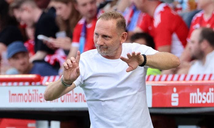 Trainer Mauro Lustrinelli gibt Anweisungen Aktion Oberkörper Fußball Fussball Bundesliga Herren DFL 1. Spieltag Saison 2026 2027 29.08.2026 1.FC Union Berlin FCU vs SG Eintracht Frankfurt SGE DFL regulations prohibit any use of photographs as image sequences and or quasi-video. *** Coach Mauro Lustrinelli gives instructions. Action: Upper body. Sport: Soccer. Men s Bundesliga. DFL. Matchday 1. 2026–2027 season. August 29, 2026. 1. FC Union Berlin (FCU) vs. SG Eintracht Frankfurt (SGE). DFL regulations prohibit any use of photographs as image sequences and or quasi-video