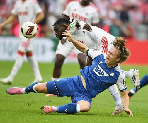 29.08.2026, xophax, Fussball 1.Bundesliga, 1.FC Koeln 1.FC Köln gegen TSG Hoffenheim. Patrick Wimmer , rechts ( Hoffenheim ) und Gideon Mensah , oben ( 1.FC Köln ) Köln *** August 29, 2026, xophax, Soccer, Bundesliga 1, 1. FC Köln vs. TSG Hoffenheim: Patrick Wimmer (Hoffenheim, right) and Gideon Mensah (1. FC Köln, top)