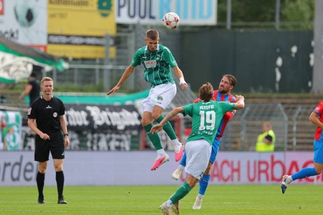 29.08.26, GER, Regionalliga Nord, Fussball, 6. Spieltag, Saison 2026 2027, VfB Lübeck vs SV Drochtersen Assel Zweikampf Kopfball Kopfballduell zwischen Selim Ajkic (VfB Luebeck 09) und Nico von der Reith (SV Drochtersen Assel 12) vorne Fabian Istefo (VfB Luebeck 19) links Schiedsrichter Mika Jungclaus Luebeck Dietmar-Scholze-Stadion an der Lohmuehle SH Germany Copyright: xnordphotoxGmbHx xTauchnitzx