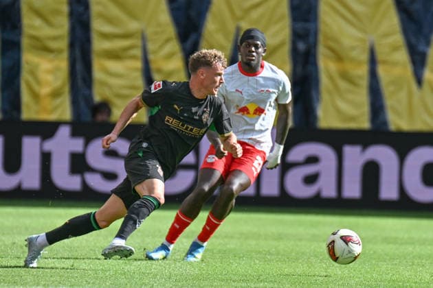 Fußball I Herren I Saison 2026-2027 I Bundesliga I 1. Spieltag I RB Leipzig - Borussia Mönchengladbach I 29.08.2026 Robin Hack (25, Borussia Mönchengladbach) spielt den Ball vor Junior Castello Lukeba (23, RB Leipzig) Leipzig Red Bull Arena Sachsen Deutschland *** Soccer I Men’s I 2026–2027 Season I Bundesliga I Matchday 1 I RB Leipzig vs. Borussia Mönchengladbach I August 29, 2026 Robin Hack (25), Borussia Mönchengladbach, passes the ball to Junior Castello Lukeba (23), RB Leipzig, Red Bull Arena, Leipzig, Saxony, Germany Copyright: xLobeca InesxHähnelx