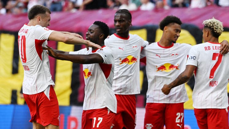 Fußball Bundesliga, Saison 2026 2027, 1. Spieltag, RB Leipzig vs. VfL 1900 Borussia Mönchengladbach (29.08.2026)) Tor RB Leipzig durch Ridle Baku (Rechter Verteidiger RB Leipzig, Rückennummer 17) (2.v.l.) beim Bundesliga-Spiel Leipzig gegen Mönchengladbach (29.08.2026). Torschütze Baku jubelt mit Brajan Gruda (Offensives Mittelfeld RB Leipzig, Rückennummer 10) (li.) sowie Tidiam Gomis (Linksaußen RB Leipzig, Rückennummer 27) (Mitte), der das Tor vorbereitet hatte, Antonio Nusa (Linksaußen RB Leipzig, Rückennummer 7) und Ezechiel Banzuzi (Zentrales Mittelfeld RB Leipzig, Rückennummer 6). Leipzig Sachsen Deutschland Red-Bull Arena *** German Bundesliga, 2026–2027 Season, Matchday 1, RB Leipzig vs. VfL 1900 Borussia Mönchengladbach, August 29, 2026. Goal for RB Leipzig by Ridle Baku, right back for RB Leipzig, No. 17, second from the left, during the Bundesliga match between Leipzig and Mönchengladbach on August 29, 2026. Goal scorer Baku celebrates with Brajan Gruda, attacking midfielder for RB Leipzig, No. 10 (left), as well as Tidiam Gomis, left winger for RB Leipzig, No. 27 (center), who set up the goal, Antonio Nusa, left winger for RB Leipzig, No. 7, and Ezechiel Banzuzi, central midfielder for RB Leipzig, No. 6. Leipzig, Saxony, Germany; Red Bull Arena