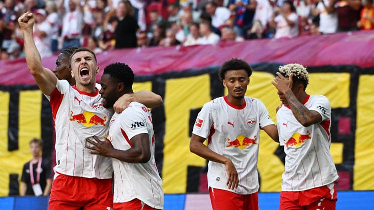 Fußball Bundesliga, Saison 2026 2027, 1. Spieltag, RB Leipzig vs. VfL 1900 Borussia Mönchengladbach (29.08.2026)) Tor RB Leipzig durch Ridle Baku (Rechter Verteidiger RB Leipzig, Rückennummer 17) (2.v.l.) beim Bundesliga-Spiel Leipzig gegen Mönchengladbach (29.08.2026). Torschütze Baku jubelt mit Brajan Gruda (Offensives Mittelfeld RB Leipzig, Rückennummer 10) (li.) sowie Tidiam Gomis (Linksaußen RB Leipzig, Rückennummer 27) (Mitte), der das Tor vorbereitet hatte, Antonio Nusa (Linksaußen RB Leipzig, Rückennummer 7) und Ezechiel Banzuzi (Zentrales Mittelfeld RB Leipzig, Rückennummer 6). Leipzig Sachsen Deutschland Red-Bull Arena *** German Bundesliga, 2026–2027 Season, Matchday 1, RB Leipzig vs. VfL 1900 Borussia Mönchengladbach, August 29, 2026. Goal for RB Leipzig by Ridle Baku, right back for RB Leipzig, No. 17, second from the left, during the Bundesliga match between Leipzig and Mönchengladbach on August 29, 2026. Goal scorer Baku celebrates with Brajan Gruda, attacking midfielder for RB Leipzig, No. 10 (left), as well as Tidiam Gomis, left winger for RB Leipzig, No. 27 (center), who set up the goal, Antonio Nusa, left winger for RB Leipzig, No. 7, and Ezechiel Banzuzi, central midfielder for RB Leipzig, No. 6. Leipzig, Saxony, Germany; Red Bull Arena