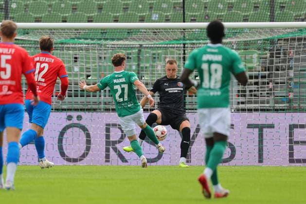 29.08.26, GER, Regionalliga Nord, Fussball, 6. Spieltag, Saison 2026 2027, VfB Lübeck vs SV Drochtersen Assel Felix Mandl (VfB Luebeck 27) beim Torschuss Torschuß auf das Tor von Torwart Jesper Heim (SV Drochtersen Assel 33) Luebeck Dietmar-Scholze-Stadion an der Lohmuehle SH Germany Copyright: xnordphotoxGmbHx xTauchnitzx