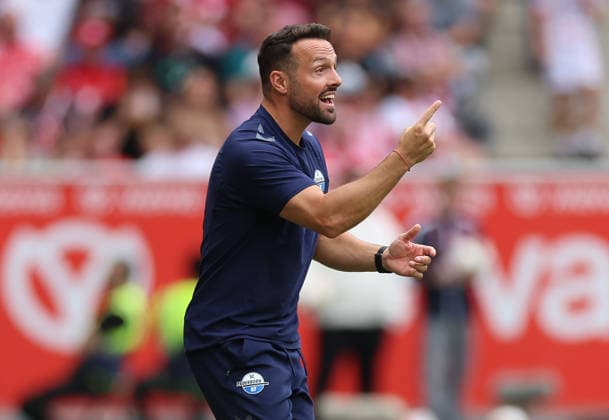 29.08.2026, Fussball Bundesliga, 1. FSV Mainz 05 - SC Paderborn, v.l., Trainer Ralf Kettemann (SC Paderborn) gibt Anweisungen, gestikuliert, mit den Armen gestikulieren, gives instructions, gesticulate DFL DFB REGULATIONS PROHIBIT ANY USE OF PHOTOGRAPHS AS IMAGE SEQUENCES AND OR QUASI-VIDEO. xdcx *** August 29, 2026, Bundesliga, 1. FSV Mainz 05 vs. SC Paderborn, from left, Coach Ralf Kettemann of SC Paderborn gives instructions, gesticulates, using his arms; DFL and DFB regulations prohibit any use of photographs as image sequences and or quasi-video xdcx Copyright: HMBxMedia Claus