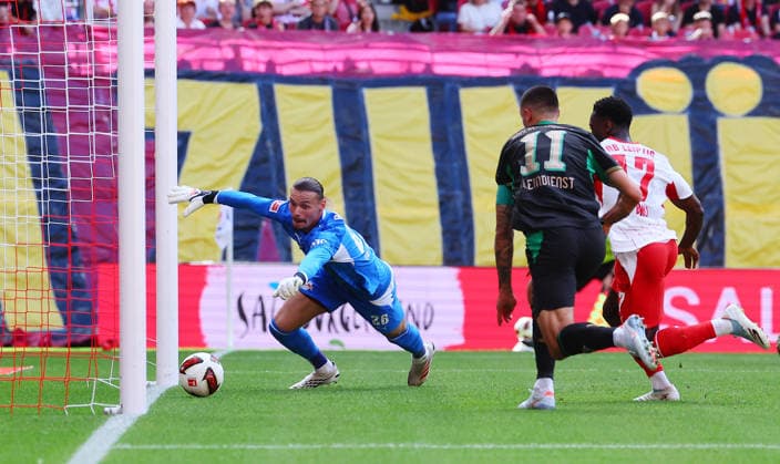 RB Leipzig - Moenchengladbach Bundesliga Leipzig, 29.08.2026, Red Bull Arena, Fussball, Bundesliga, Spieltag 1 , RB Leipzig vs. VFL Borussia Moenchengladbach , Borussia Torchance. Im Bild v.l.: Torwart Maarten Vandevoordt (1, RB Leipzig) rettet vor Tim Kleindienst ( 11, Gladbach). Re.: Ridle Baku (17, RB Leipzig) , *** RB Leipzig vs. Mönchengladbach, Bundesliga, Leipzig, August 29, 2026, Red Bull Arena, Soccer, Bundesliga, Matchday 1, RB Leipzig vs. VFL Borussia Mönchengladbach, Borussia scoring chance. Pictured from left: Goalie Maarten Vandevoordt 1, RB Leipzig saves against Tim Kleindienst 11, Gladbach’s Ridle Baku 17, RB Leipzig,