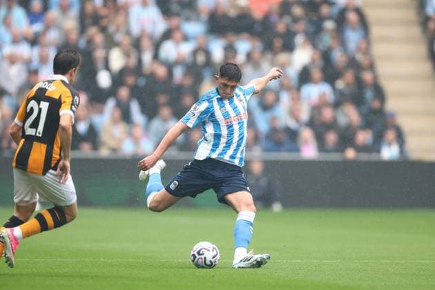 Bobby Thomas of Coventry City Coventry City v Hull City, Premier League Football, Football, Coventry Building Society Arena, Coventry, UK - 29 Aug 2026Coventry Coventry Building Society Arena United Kingdom EDITORIAL USE ONLY No use with unauthorised audio, video, data, fixture lists, club league logos or live services. Online in-match use limited to 120 images, no video emulation. No use in betting, games or single club league player publications. Copyright: xRyanxBrowne Shutterstockx 17119017cz