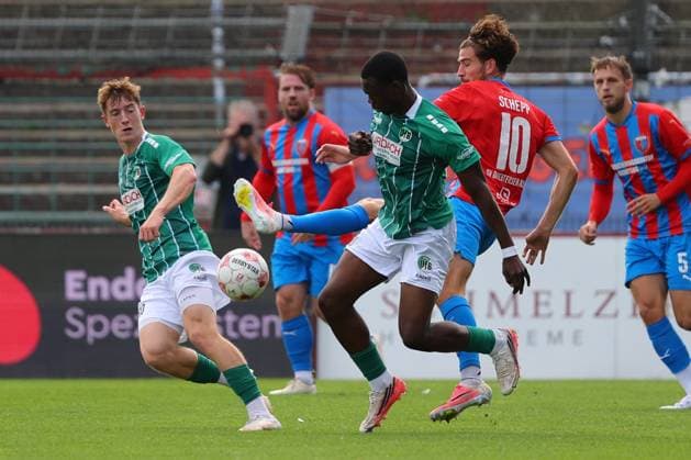 29.08.26, GER, Regionalliga Nord, Fussball, 6. Spieltag, Saison 2026 2027, VfB Lübeck vs SV Drochtersen Assel Joel Amadi (VfB Luebeck 37) im Zweikampf gegen Christopher Schepp (SV Drochtersen Assel 10) links Bjarne Pfundheller (VfB Luebeck 06) Luebeck Dietmar-Scholze-Stadion an der Lohmuehle SH Germany Copyright: xnordphotoxGmbHx xTauchnitzx