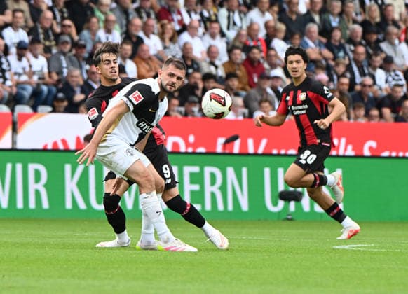 Fussball - Bundesliga - Saison 2026 27 29.08.2025 Ursapharm-Arena SV Elversberg (elv) - Bayer Leverkusen Lukasz POREBA (SV Elversberg), vorne - Noel FUTKEU (SV Elversberg) Fussball - Bundesliga - SV Elversberg *** German Bundesliga, 2026-27 Season, August 29, 2025, Ursapharm Arena, SV Elversberg vs. Bayer Leverkusen, Lukasz POREBA (SV Elversberg), Noel FUTKEU (SV Elversberg), German Bundesliga, SV Elversberg