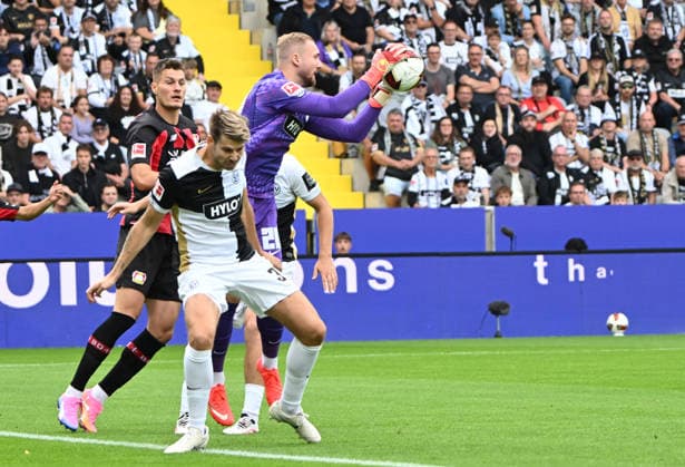 Fussball - Bundesliga - Saison 2026 27 29.08.2025 Ursapharm-Arena SV Elversberg (elv) - Bayer Leverkusen Torwart Nicolas KRISTOF (SV Elversberg), mi. kklärt vor Patrik SCHICK (Bayer Leverkusen), li Fussball - Bundesliga - SV Elversberg *** German Bundesliga Season 2026 27 August 29, 2025 Ursapharm Arena SV Elversberg vs. Bayer Leverkusen Goalkeeper Nicolas KRISTOF (SV Elversberg) makes a save against Patrik SCHICK (Bayer Leverkusen), left German Bundesliga SV Elversberg