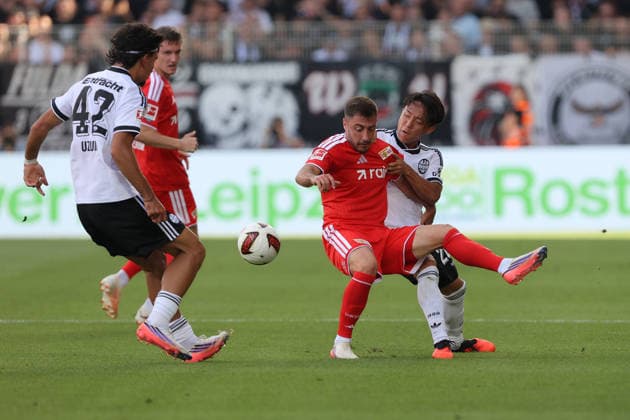 29.08.2026, xtgx, Fussball 1.Bundesliga, Union Berlin - Eintracht Frankfurt v.l. Josip Juranovic (1. FC Union Berlin) Keita Kosugi (Eintracht Frankfurt) Zweikampf, Aktion, action, battle for the ball Berlin *** August 29, 2026, xtgx, Soccer, Bundesliga 1, Union Berlin vs. Eintracht Frankfurt: Josip Juranovic (1. FC Union Berlin) and Keita Kosugi (Eintracht Frankfurt) in a tackle, action, battle for the ball, Berlin