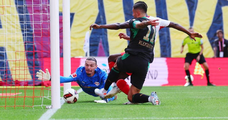 RB Leipzig - Moenchengladbach Bundesliga Leipzig, 29.08.2026, Red Bull Arena, Fussball, Bundesliga, Spieltag 1 , RB Leipzig vs. VFL Borussia Moenchengladbach , Borussia Torchance. Im Bild v.l.: Torwart Maarten Vandevoordt (1, RB Leipzig) rettet vor Tim Kleindienst ( 11, Gladbach). Hi.: Ridle Baku (17, RB Leipzig) , *** RB Leipzig vs. Mönchengladbach, Bundesliga, Leipzig, August 29, 2026, Red Bull Arena, Soccer, Bundesliga, Matchday 1, RB Leipzig vs. VFL Borussia Mönchengladbach, Borussia scoring chance. Pictured from left: Goalie Maarten Vandevoordt 1, RB Leipzig makes a save against Tim Kleindienst 11, Gladbach s Ridle Baku 17, RB Leipzig,