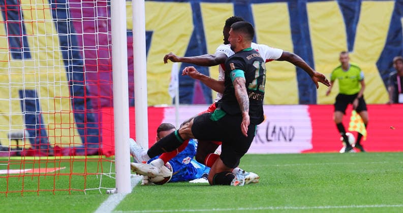 RB Leipzig - Moenchengladbach Bundesliga Leipzig, 29.08.2026, Red Bull Arena, Fussball, Bundesliga, Spieltag 1 , RB Leipzig vs. VFL Borussia Moenchengladbach , Borussia Torchance. Im Bild v.l.: Torwart Maarten Vandevoordt (1, RB Leipzig) rettet vor Tim Kleindienst ( 11, Gladbach) und Ridle Baku (17, RB Leipzig) , *** RB Leipzig vs. Mönchengladbach, Bundesliga, Leipzig, August 29, 2026, Red Bull Arena, Soccer, Bundesliga, Matchday 1, RB Leipzig vs. VFL Borussia Mönchengladbach, Borussia scoring chance. Pictured from left: Goalie Maarten Vandevoordt 1, RB Leipzig makes a save against Tim Kleindienst 11, Gladbach and Ridle Baku 17, RB Leipzig,