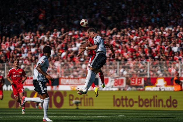 Deutschland: Bundesliga 2026 - 2027, 1. Spieltag - 1. FC Union Berlin vs Eintracht Frankfurt - Stadion An der Alten Försterei (Berlin): Robin Koch (Eintracht Frankfurt, 4) Kopfball *** Germany Bundesliga 2026–2027, Matchday 1: FC Union Berlin vs. Eintracht Frankfurt, An der Alten Försterei Stadium, Berlin; Robin Koch, Eintracht Frankfurt, 4 headers Copyright: xTomxLauruschkatx