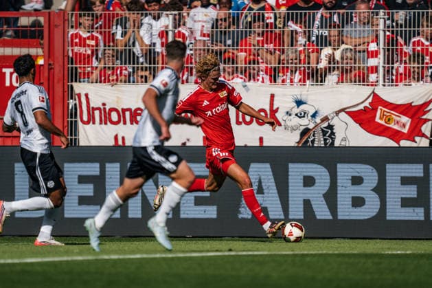 Deutschland: Bundesliga 2026 - 2027, 1. Spieltag - 1. FC Union Berlin vs Eintracht Frankfurt - Stadion An der Alten Försterei (Berlin): Tom Rothe (1. FC Union Berlin, 15) am Ball *** Germany Bundesliga 2026–2027, Matchday 1: 1. FC Union Berlin vs. Eintracht Frankfurt, An der Alten Försterei Stadium, Berlin; Tom Rothe, 1. FC Union Berlin, 15 minutes on the ball Copyright: xTomxLauruschkatx
