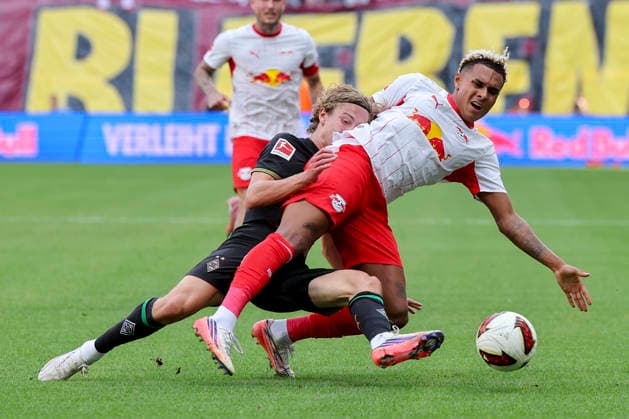 Hugo Bolin (Borussia Moenchengladbach) und Antonio Nusa (RB Leipzig) kaempfen um den Ball waehrend des Spiels der 1. Bundesliga zwischen RB Leipzig und Borussia Moenchengladbach, Red Bull Arena am 29. August 2026 in Leipzig, Deutschland. (Foto von Marco Steinbrenner DeFodi Images) +++ Hugo Bolin (Borussia Moenchengladbach) und Antonio Nusa (RB Leipzig) battle for the ball during the Bundesliga match between RB Leipzig and Borussia Moenchengladbach at Red Bull Arena on August 29, 2026 in Leipzig, Germany. (Photo by Marco Steinbrenner DeFodi Images) DFB DFL REGULATIONS PROHIBIT ANY USE OF PHOTOGRAPHS AS IMAGE SEQUENCES AND OR QUASI-VIDEO. (Photo by Marco Steinbrenner DeFodi Images) - *** Hugo Bolin of Borussia Mönchengladbach and Antonio Nusa of RB Leipzig battle for the ball during the Bundesliga match between RB Leipzig and Borussia Mönchengladbach, Red Bull Arena on August 29, 2026, in Leipzig, Germany. Photo by Marco Steinbrenner, DeFodi Images. Hugo Bolin of Borussia Mönchengladbach and Antonio Nusa of RB Leipzig battle for the ball during the Bundesliga match between RB Leipzig and Borussia Mönchengladbach at Red Bull Arena on August 29, 2026 in Leipzig, Germany. Photo by Marco Steinbrenner, DeFodi Images. DFB and DFL regulations prohibit any use of photographs as image sequences and or quasi-video. Photo by Marco Steinbrenner, DeFodi Images