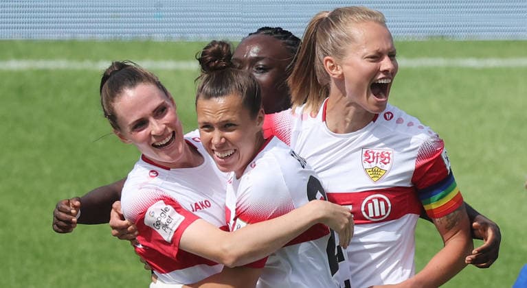 Stuttgart , Google Pixel Frauen-Bundesliga VfB Stuttgart vs. Hamburger SV , Jubel VfB , von links: Reena Wichmann Nicole Billa Maximiliane Rall *** Stuttgart, Google Pixel Women s Bundesliga: VfB Stuttgart vs. Hamburger SV, VfB celebrating; from left: Reena Wichmann, Nicole Billa, Maximiliane Rall